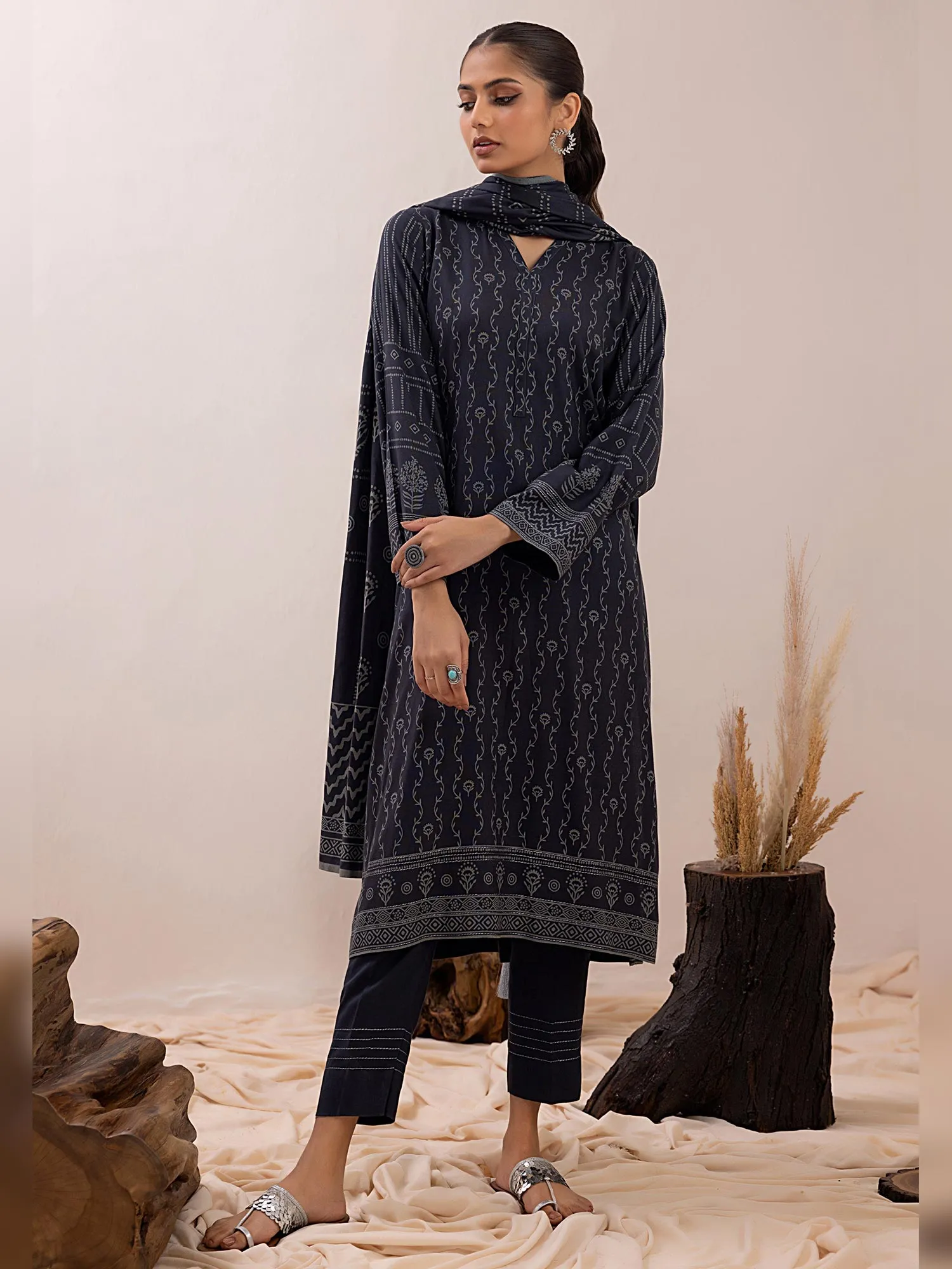 Lakhany Dark Grey Unstitched Pashmina 3-Piece Suit (LG-ZH-0094-C)