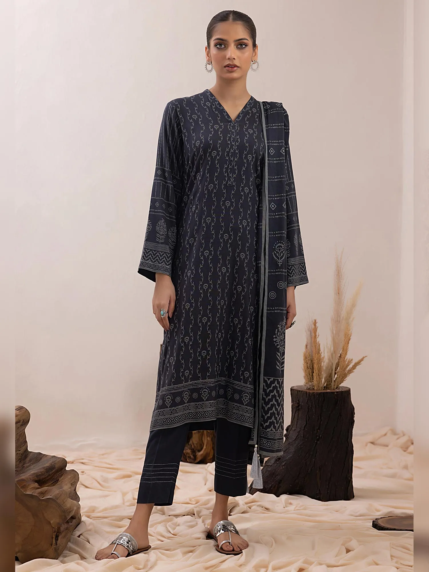 Lakhany Dark Grey Unstitched Pashmina 3-Piece Suit (LG-ZH-0094-C)